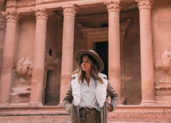 Femme devant un monument en Egypte
