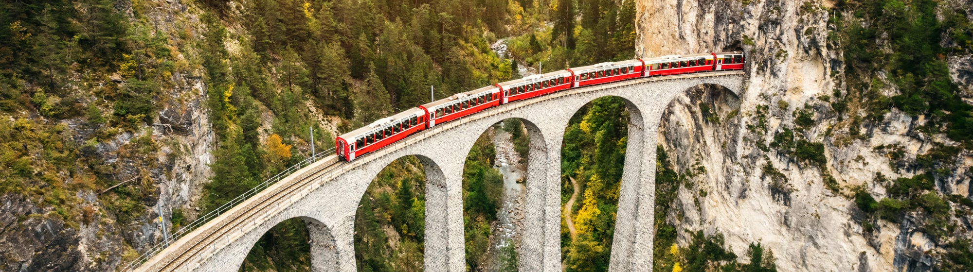 Vue panoramique d'un train sur un pont