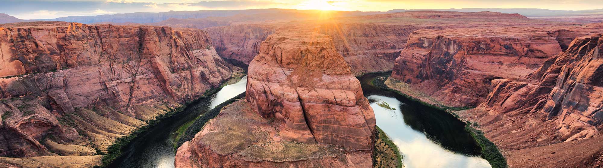 Étendue d'eau au cœur des canyons du désert américain