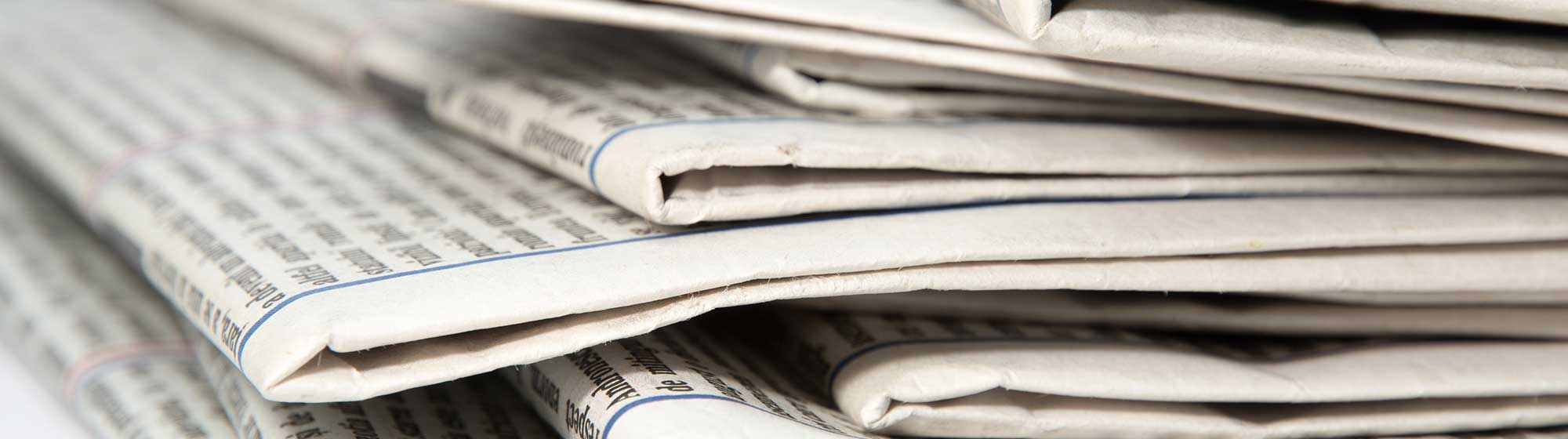 Une pile de journaux blancs