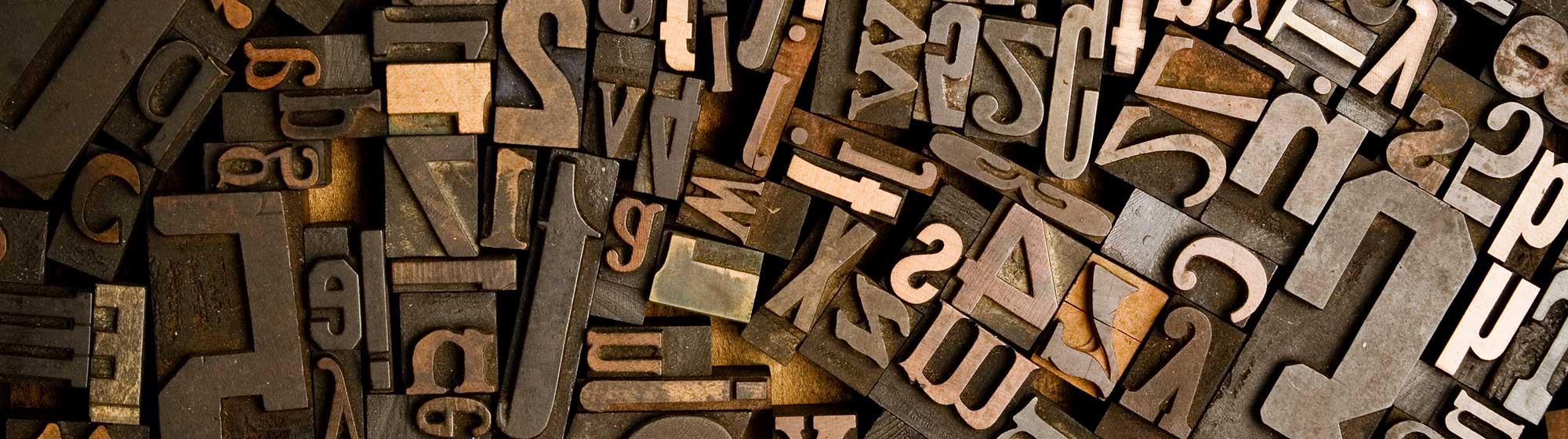Un assortiment de lettres en bois