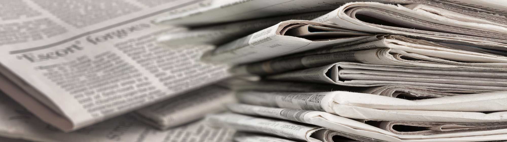 Une pile de journaux