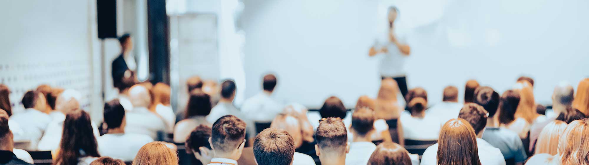 Une salle de réunion où des collaborateurs écoutent avec attention l'orateur