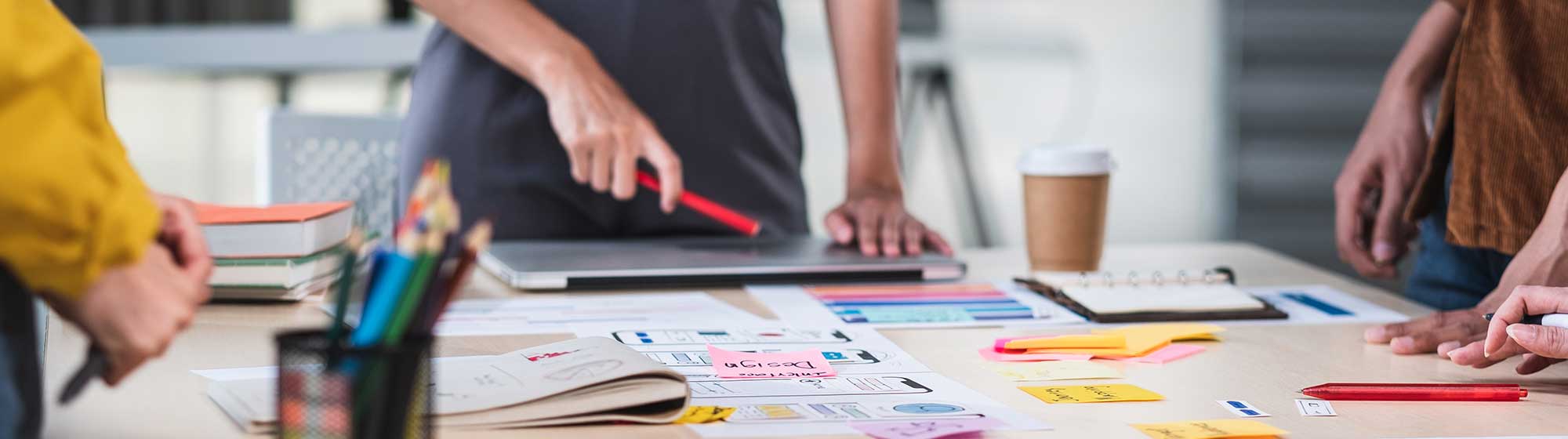 Une salle de réunion garnie de post-it de diverses couleurs
