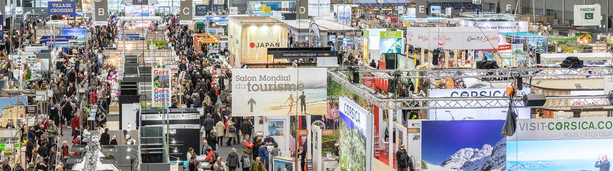 Vue aérienne du Salon du tourisme montrant l'ensemble des stands d'exposants