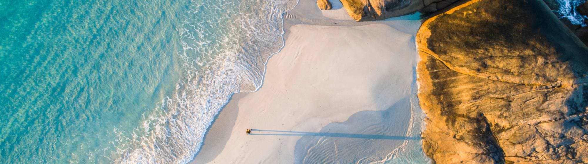 une personne sur une plage, photo prise du ciel