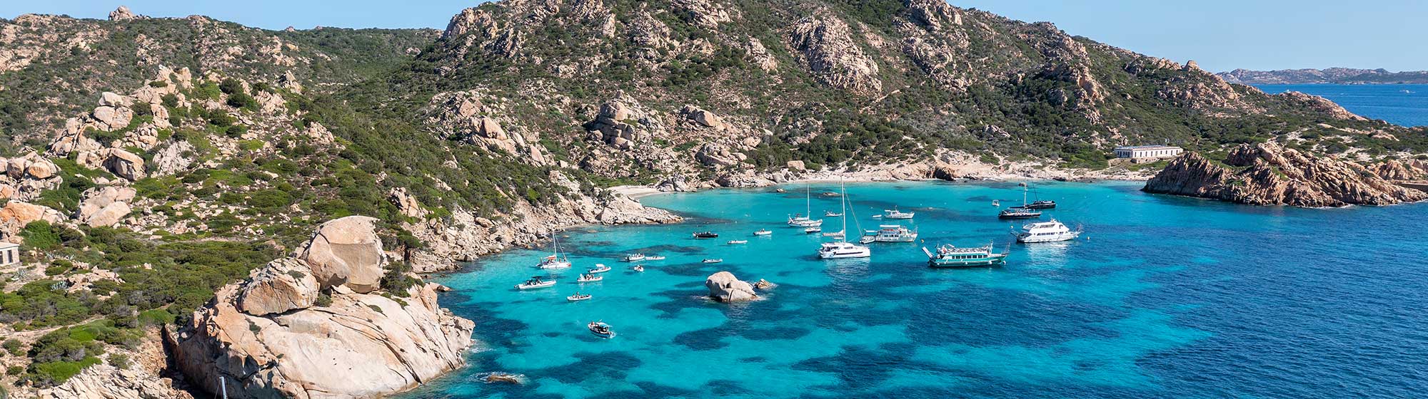 Bâteaux touristiques naviguant le long de côtes idylliques