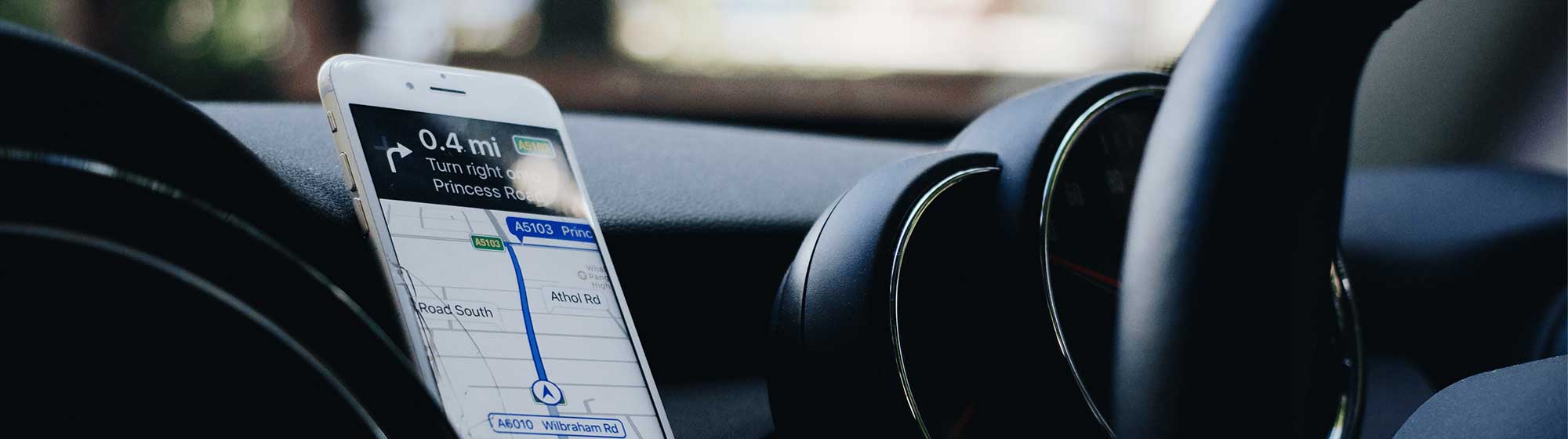 Téléphone affichant l'itinéraire sur le GPS