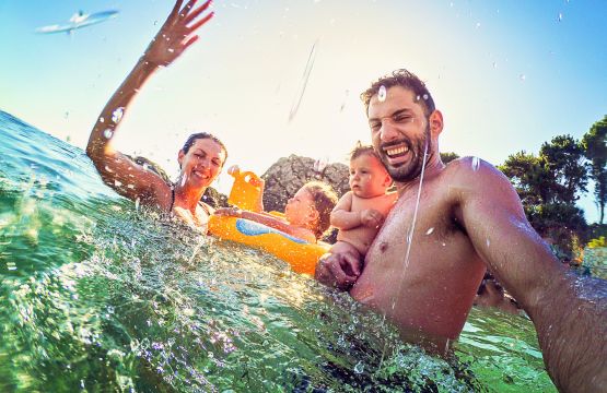 Une famille se prenant en photo dans l'eau. 