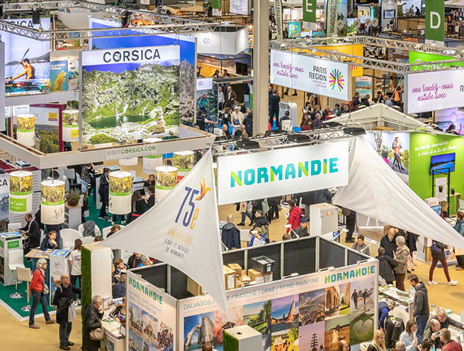 Tous les exposants à leur stand prêts à acceuillir les visiteurs