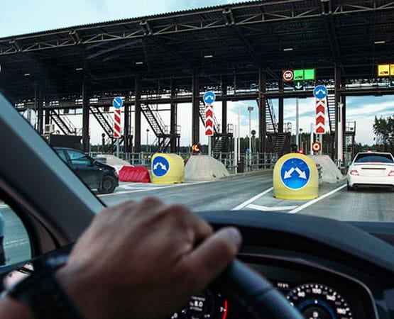 vehicule sur une autoroute