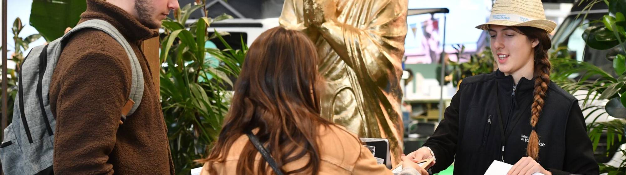 des personnes à l'accueil du salon