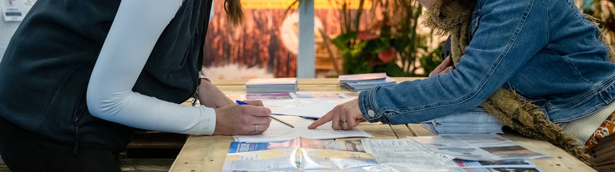 2 personnes qui étudient un plan