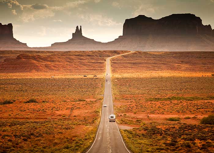 Un camping car sur une route dans le désert