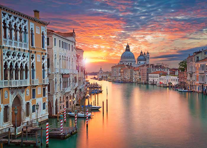 Un coucher de soleil sur le canal de venise en Europe