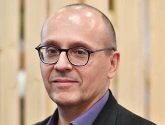 un homme avec des lunettes