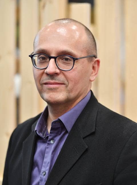 un homme avec des lunettes