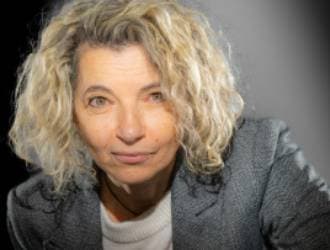une femme blonde
