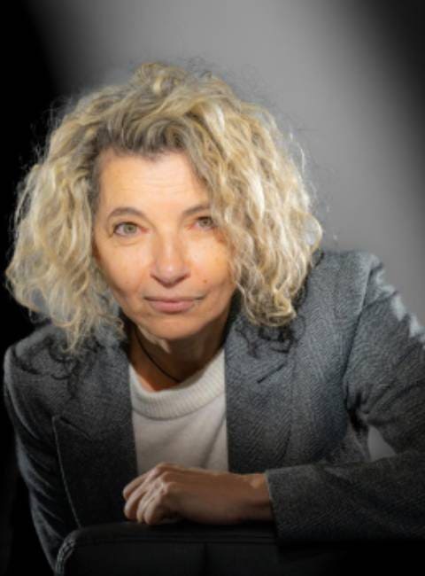 une femme blonde