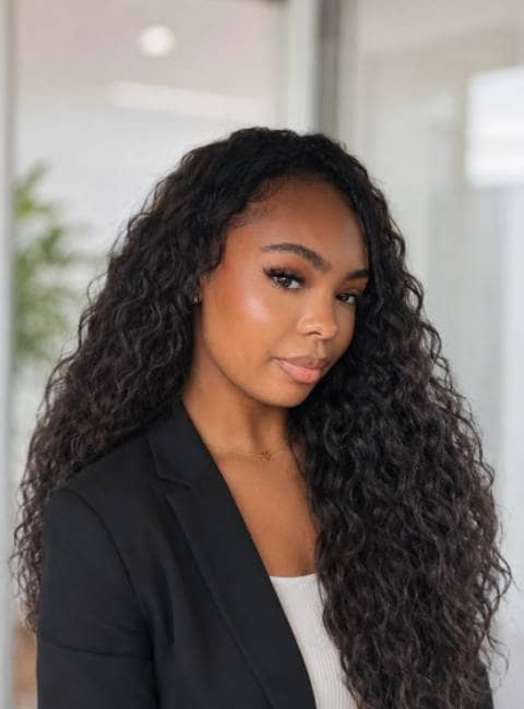 une jeune femme brune