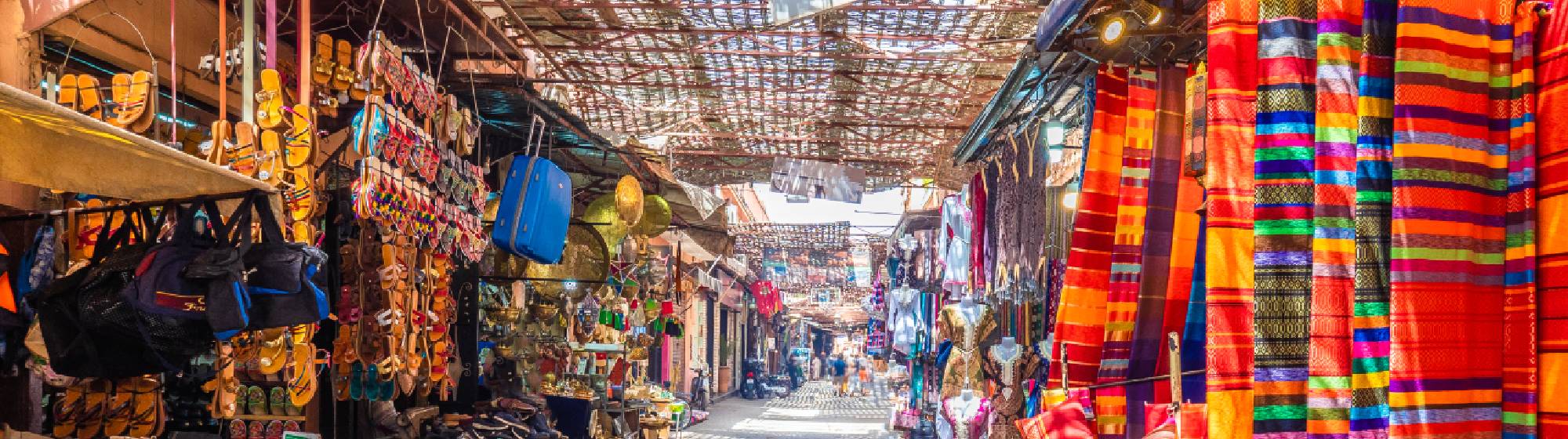Un ensemble de commercants dans les souks marocains