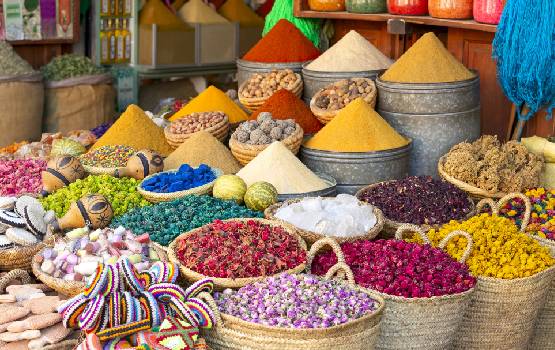 La vente d'épices dans les souks marocains