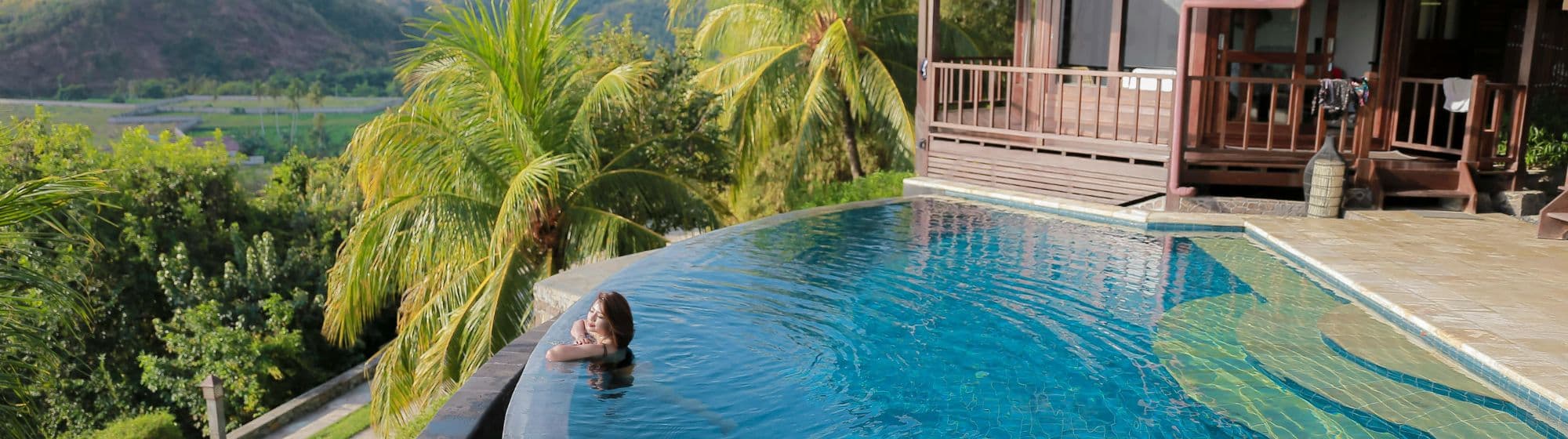 une femme dans une piscine
