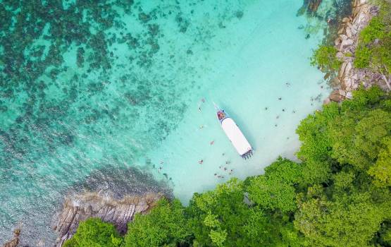 Vue depuis un drone sur le bateau avec les touristes et l'île.