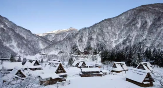 des maisons enneigées