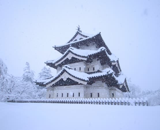 des maisons enneigées