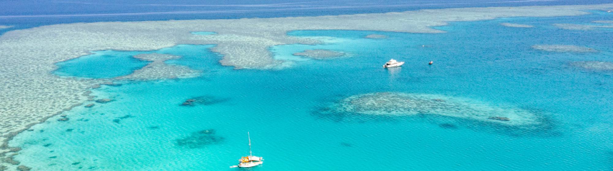 Vue aérienne de bateaux amarrés dans le parc marin de la grande barrière de corail.