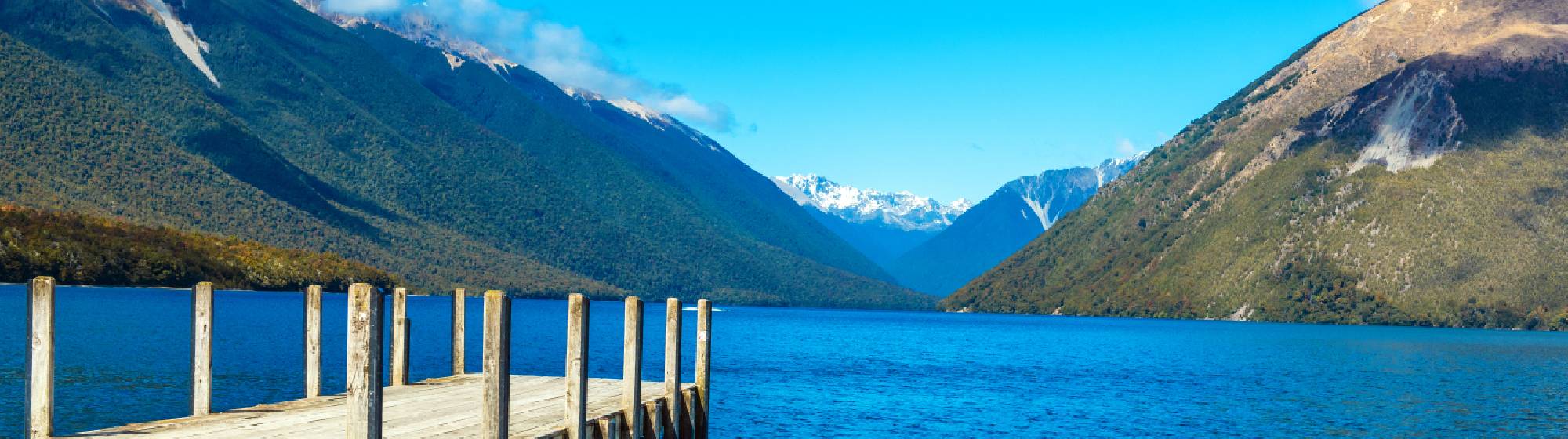 Une vue sur un lac en Nouvelle-Zélande. 