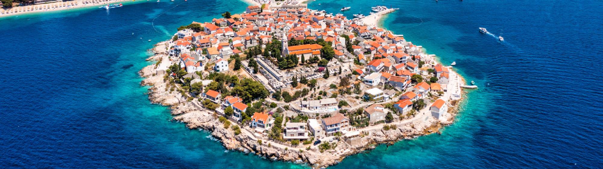 Vue aérienne sur la ville de Primosten sur l’îlot