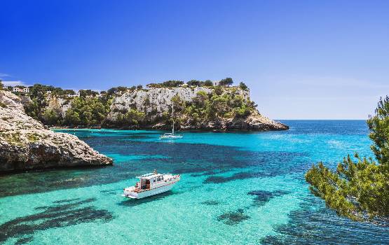 Une baie dans la mer Méditerranée avec voiliers