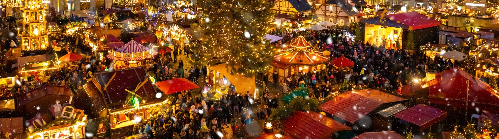 Le marché de Noel sur une place. 