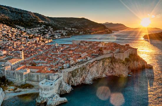 Vue de haut la ville de Dubrovnik avec ses falaises en bord de mer.