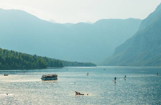 Le lac de Bohini avec des bateaux.