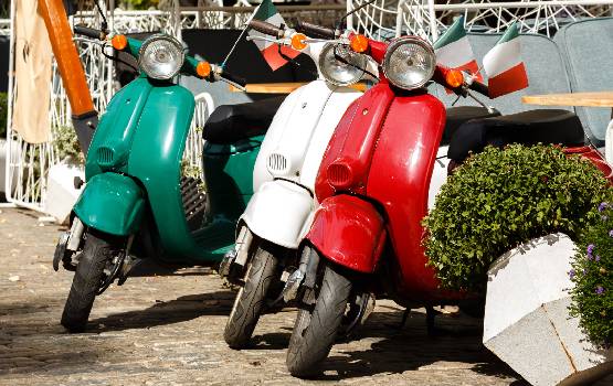 Des scooters garés en Italie