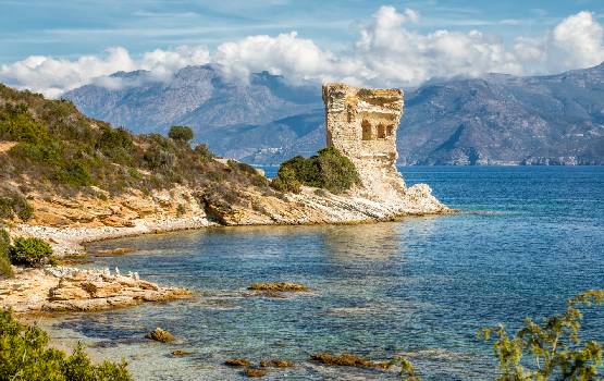 Une tour le long des côtes en Corse