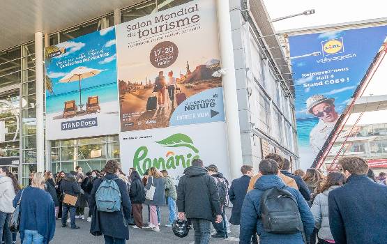 Des visiteurs se rendant sur le salon Destination Nature et sur le Salon mondial du Tourisme. 