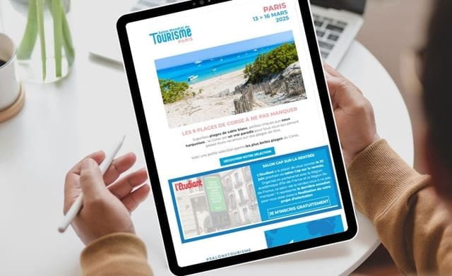 Un newsletter des Salons du Tourisme sur une tablette.