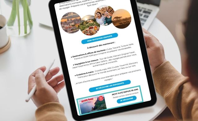 Un newsletter des Salons du Tourisme sur une tablette.