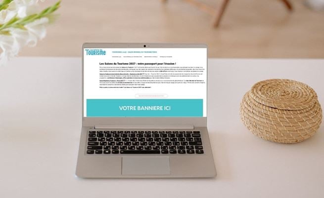 Un ordinateur ouvert sur le site des salons du Tourisme.