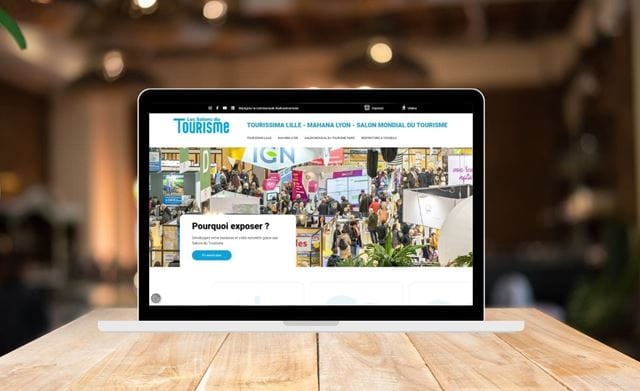 Un ordinateur ouvert sur le site des salons du Tourisme.
