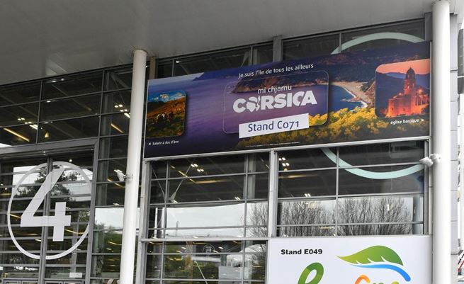 Un bâche signalétique de la Corse à l'entrée du salon. 