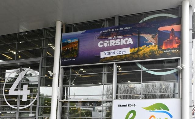 Un bâche signalétique de la Corse à l'entrée du salon.