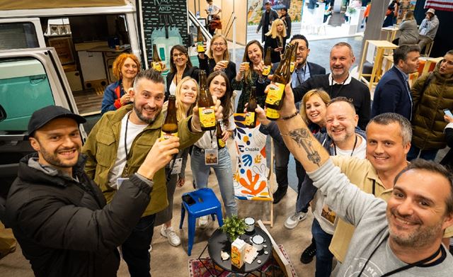 Des personnes profitant d'un apéro sur salon. 