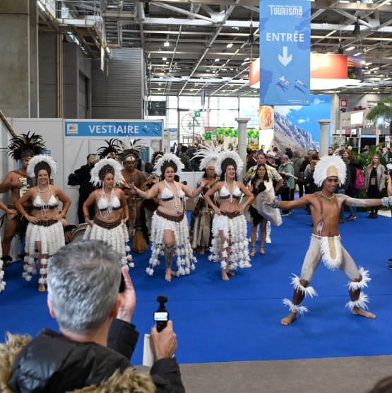 Les danseurs au salon mondial du tourisme à Paris