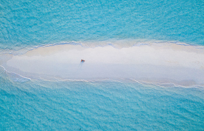 Un ban de sable traversant la mer
