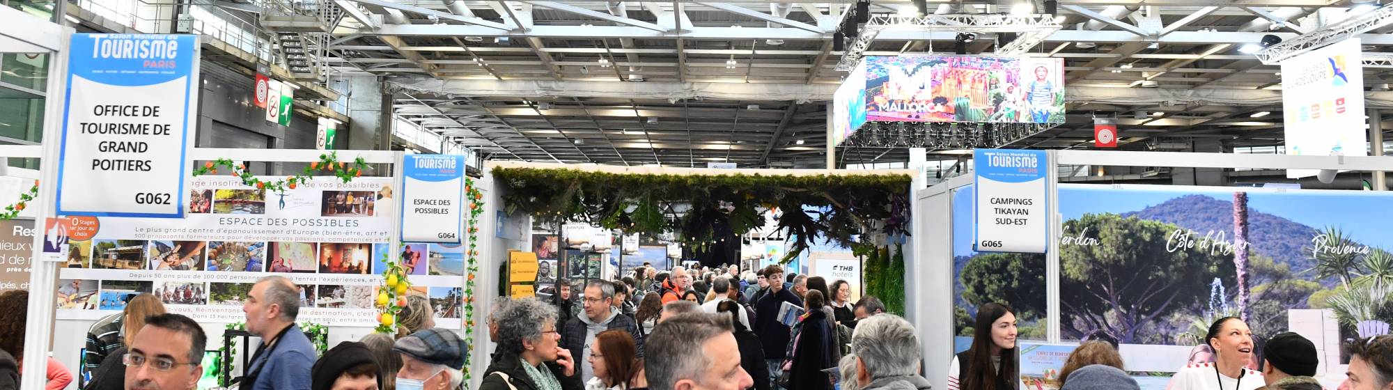 des visiteurs dans les allées du salon